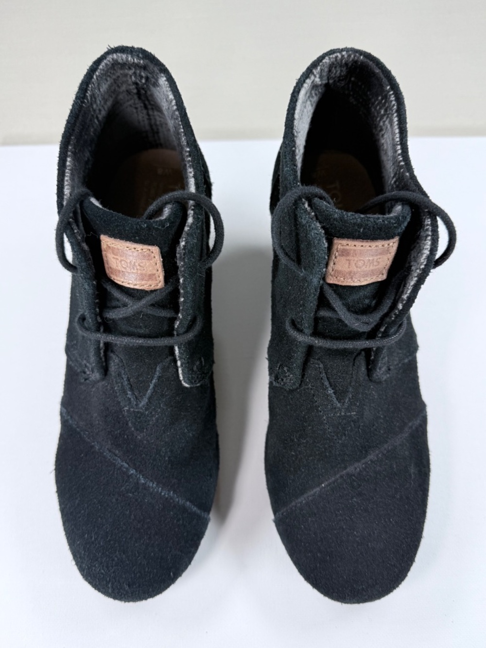 🎉Host Pick🎉 TOMS Black Suede Desert Wedge Booties Flannel Lined W8 - Picture 3 of 8